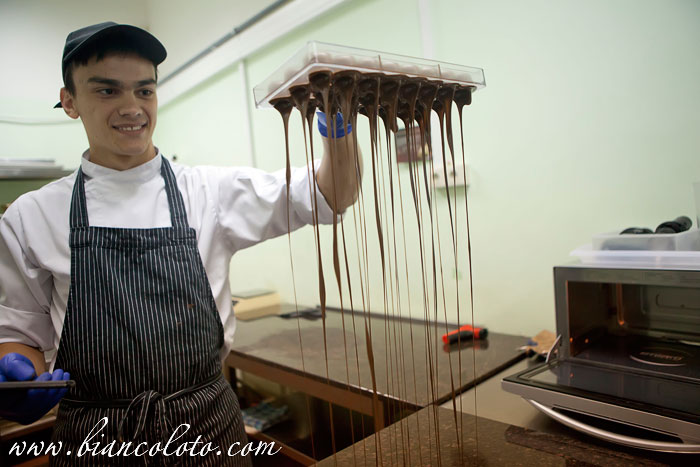 Шоколадный дождь в процессе производства