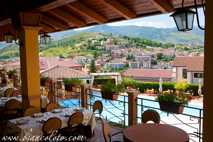 Ресторан Barbieri с видом на исторический центр Альтомонте