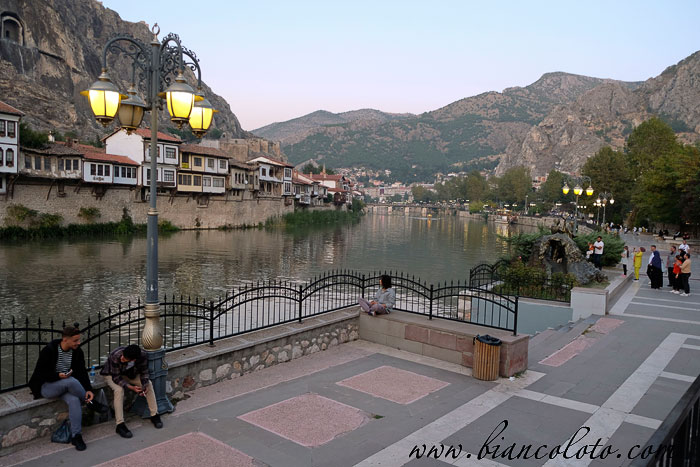 Набережная реки Йешилырмак. Амасья