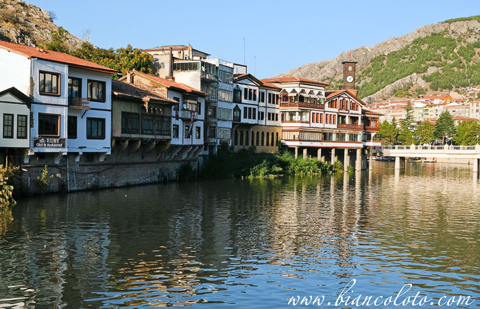 Набережная реки Йешилырмак. Амасья