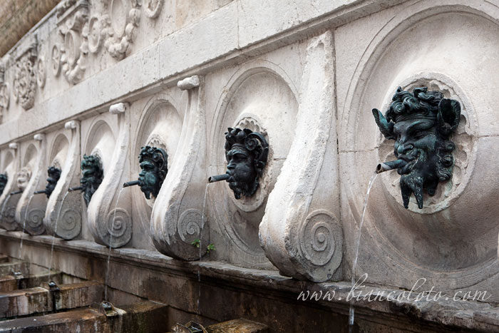 Фонтан 13 труб. Анкона