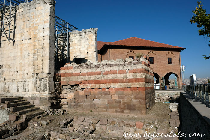 Храм Августа и Рима