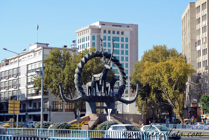 Площадь Сыхие и памятник хеттскому солнечному диску