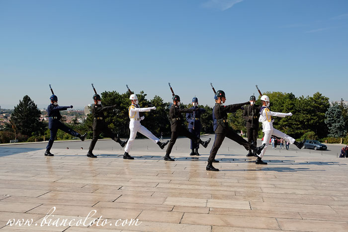 Смена караула у мавзолея Ататюрка Аныткабир