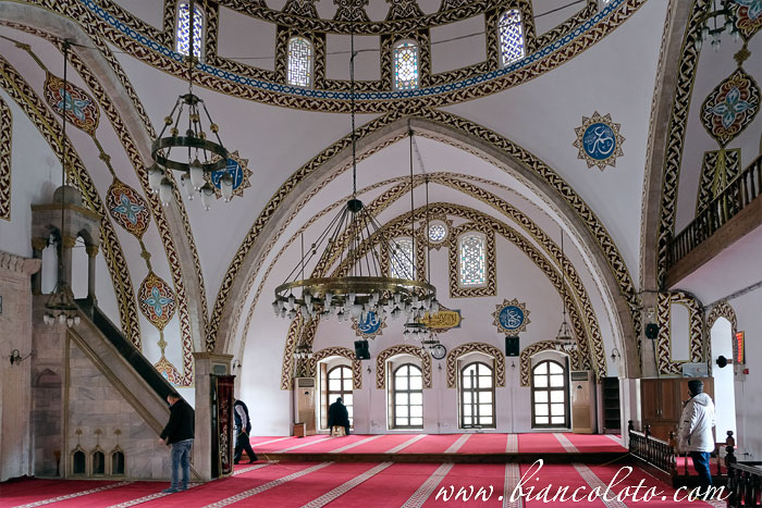Интерьер мечети Хабиб-и Неджар