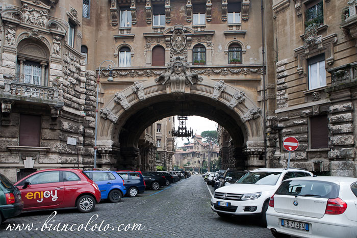 Главный вход в квартал Коппеде.