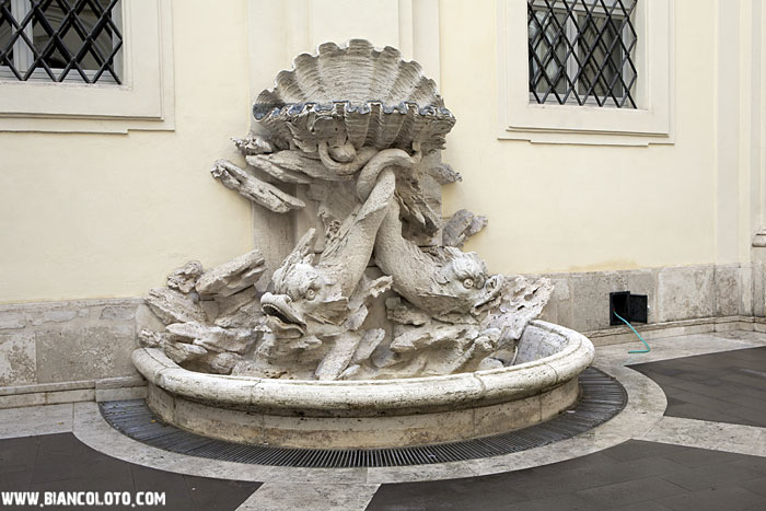 Фонтан во дворике палаццо Святого Аполлинария