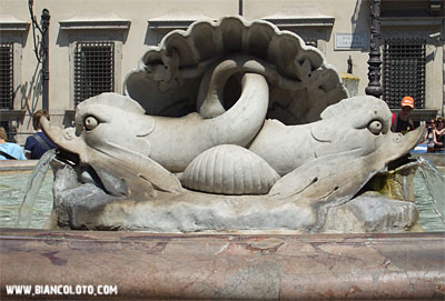 Фонтан на площади Колонна