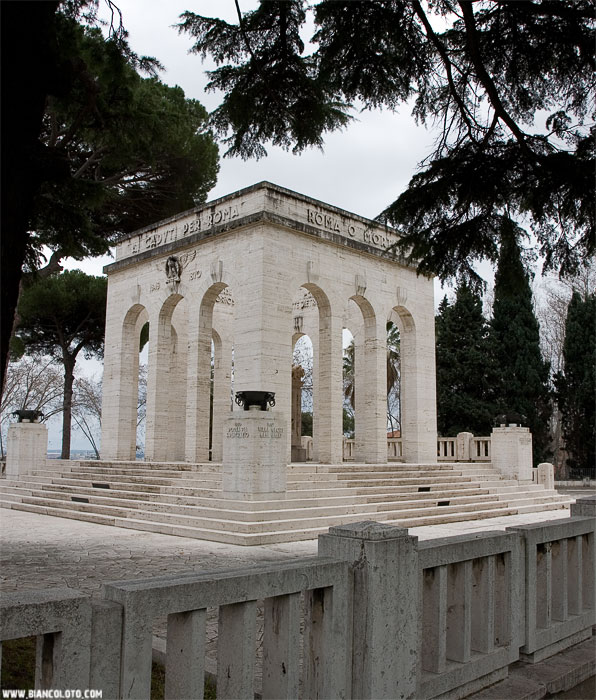 Яникул, братская могила гарибальдийцев