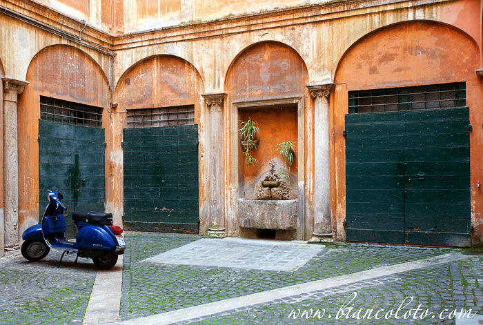 Дворик на Via dei Coronari