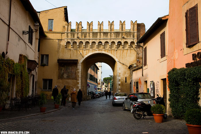 Трастевере, ворота Порта-Сеттимиана, Рим, Италия