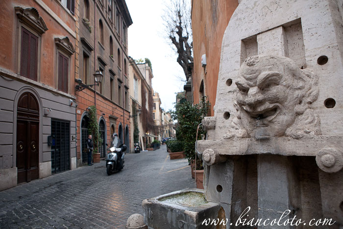 Фонтан Искусств. Via Margutta. Рим.