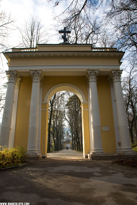 Архангельское, Святые ворота