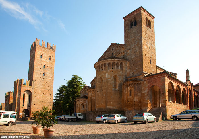 Площадь Муничипио. Замок Аркуато