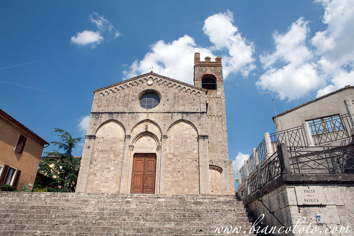 Ашьяно и аббатство Монте Оливето Маджоре. Тоскана. Италия