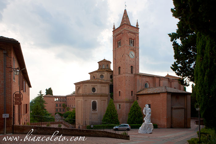 Ашьяно и аббатство Монте Оливето Маджоре. Тоскана. Италия