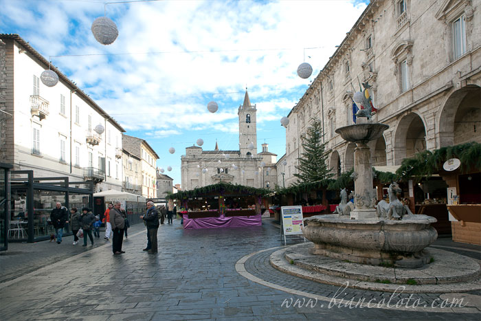 Piazza Arringo. Асколи Пичено.