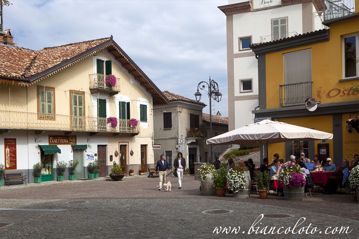 Площадь. Бароло