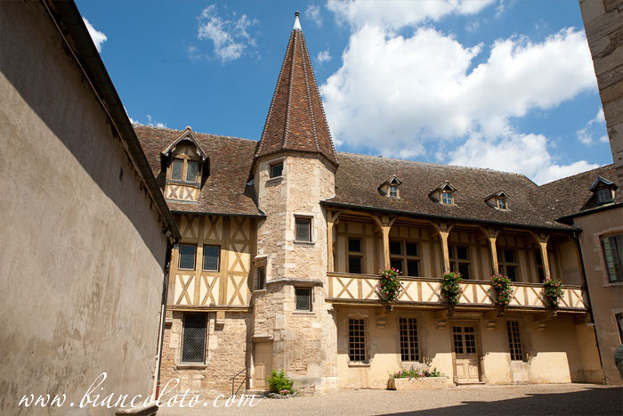 Двор музея бургундских вин в Боне