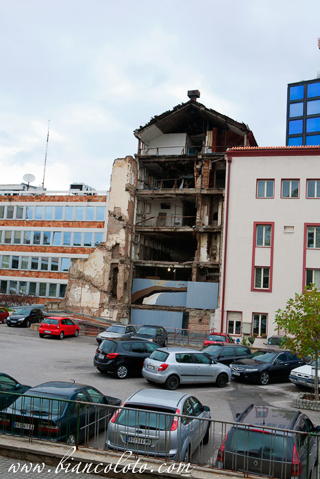 Разрушенное здание Радио и Телевидения Сербии