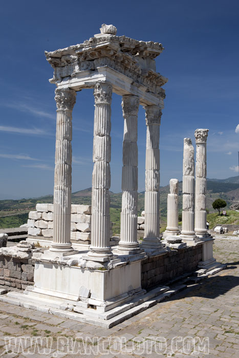 Храм Траяна. Пергам. Турция.