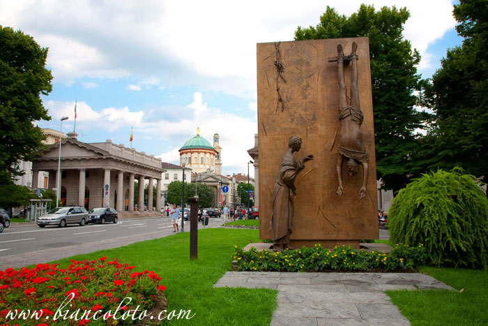 монумент в честь Сопротивления.