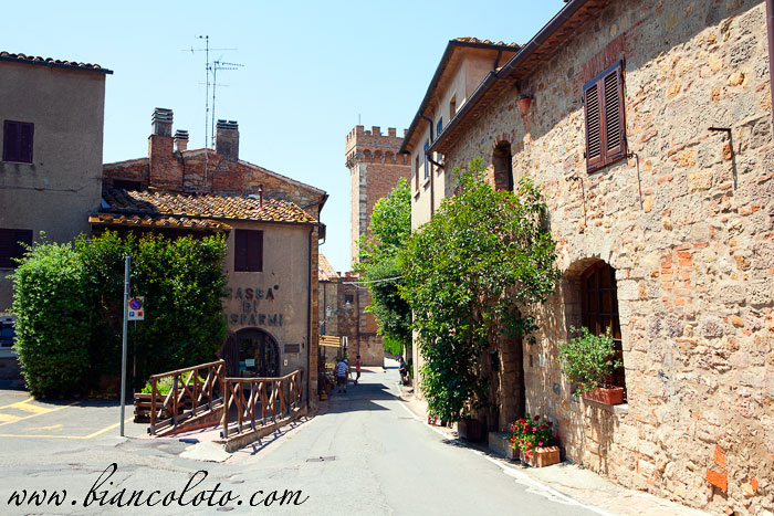Улица в Болгери. Тоскана. Италия