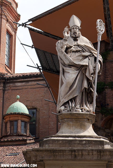 Болонья, Статуя Святого Петрония