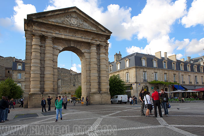 Аквитанские ворота на place de la Victoire. Бордо
