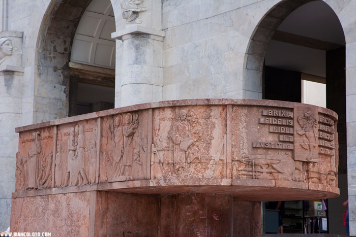 Балкон из красного мрамора 