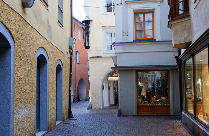 На углу дома - статуя мужчины с тремя головами.