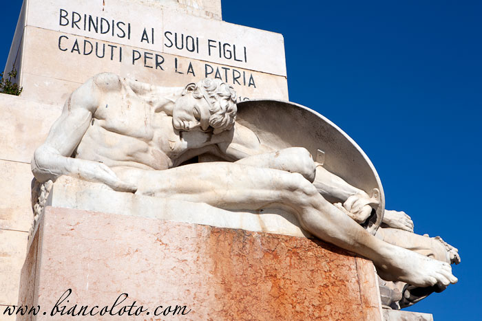 Памятник павшим.  Бриндизи