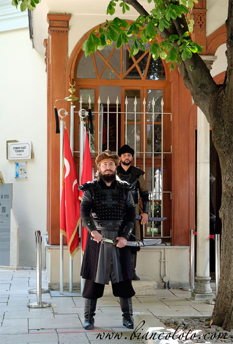 Смена караула у гробницы султанов Османа и Орхана