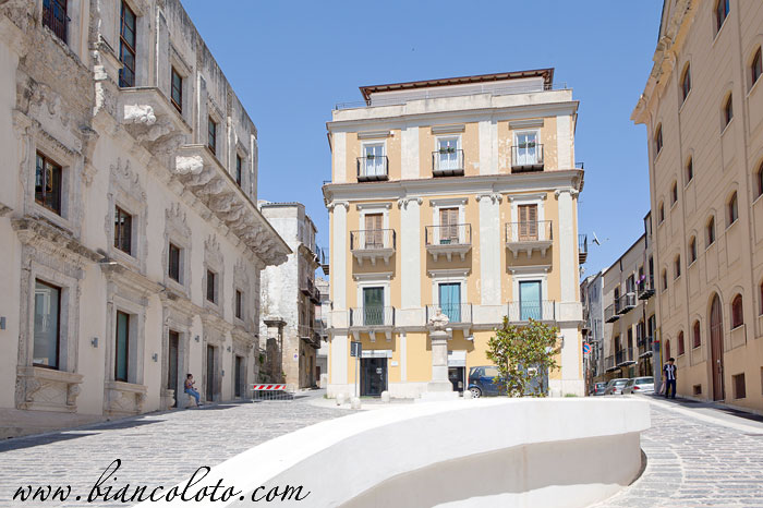 Палаццо Монкада с левой стороны