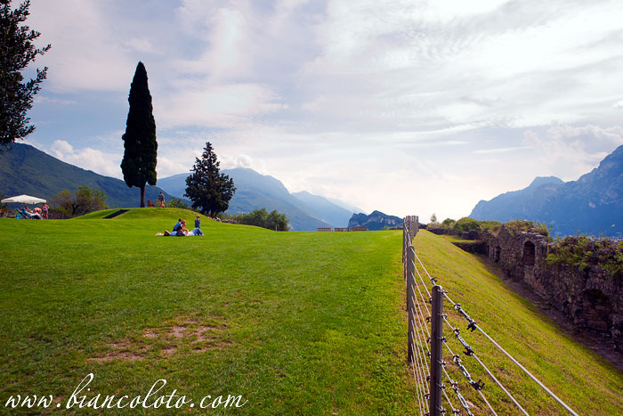 У подножия замка Арко