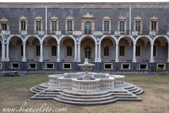 Западный монастырский дворик