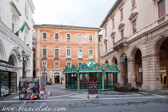 Площадь Gian Battista Vico и палаццо Фазоли. Кьети (Chieti)