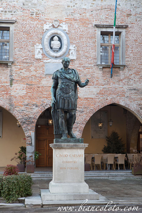 Статуя Юлия Цезаря в центре Чивидале дель Фриули (Cividale del Friuli)
