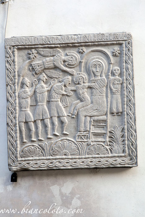 Фрагмент алтаря Ратхиса на стене дома в Чивидале дель Фриули (Cividale del Friuli)