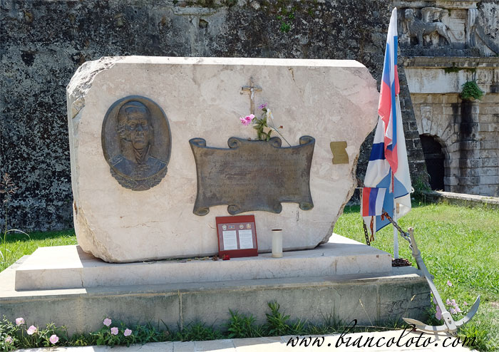 Памятник Ушакову