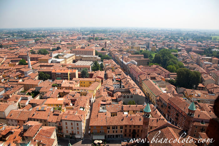 Вид на Кремону с колокольни Тораццо. Кремона