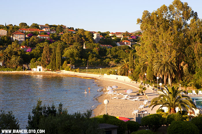 Пляж у отеля. Колочеп