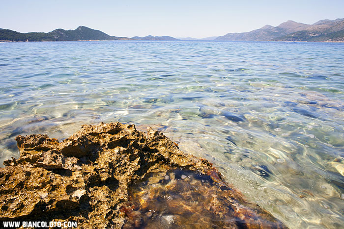Каменистый пляж. Колочеп