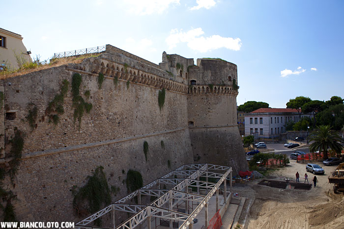 Замок.  Кротоне