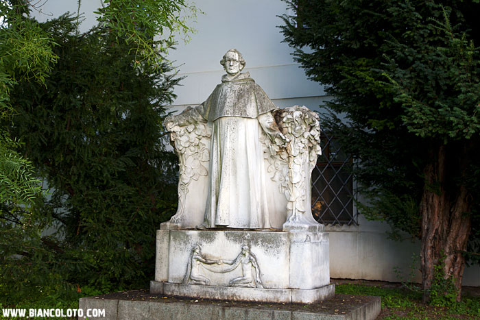 Памятник Мендалю. Брно. Чехия.