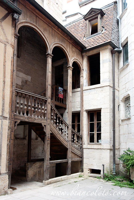 Двор дома Майара. Дижон, rue des Forges