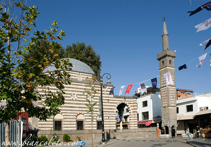 Мечеть шейха Матара и минарет на четырех ногах. Диярбакыр