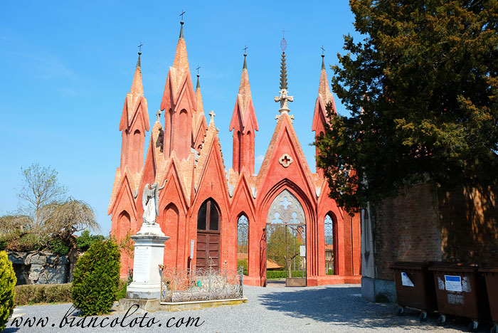 Вход на кладбище в Дольяни
