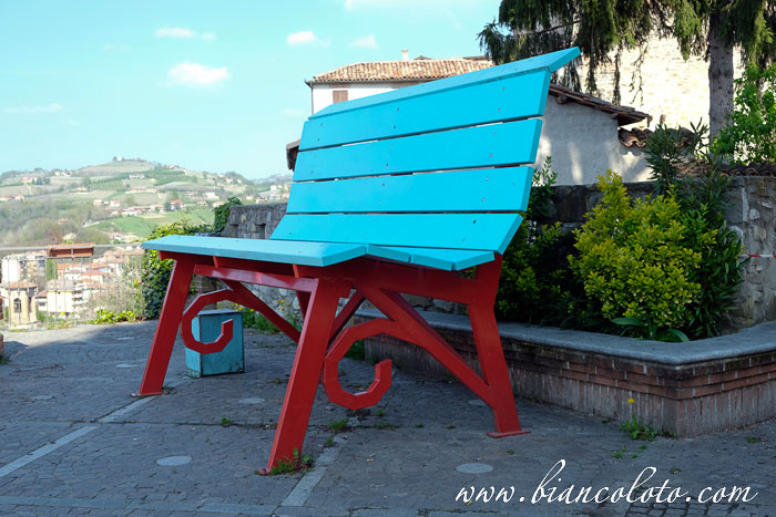 Гигантская скамья в Ланге и панорама Дольяни