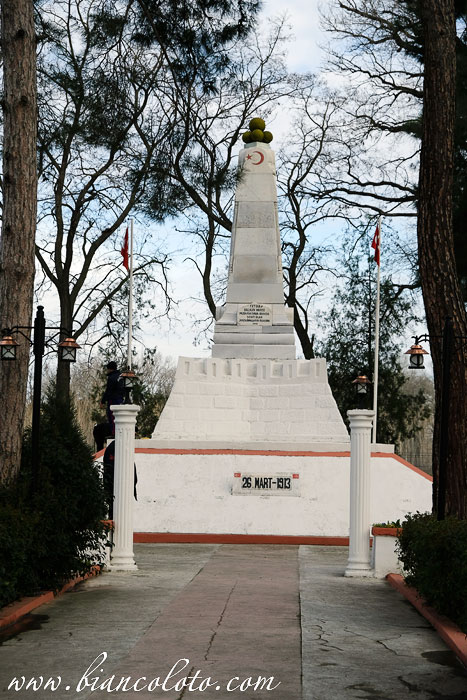 Памятник погибшим жандармам. Караагач. Эдирне